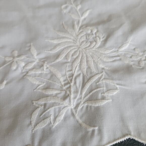 Vintage White Linen Doilies, Vanity Cloth, Dressers Scarf Embroidery Set of 4 - Picture 2 of 9